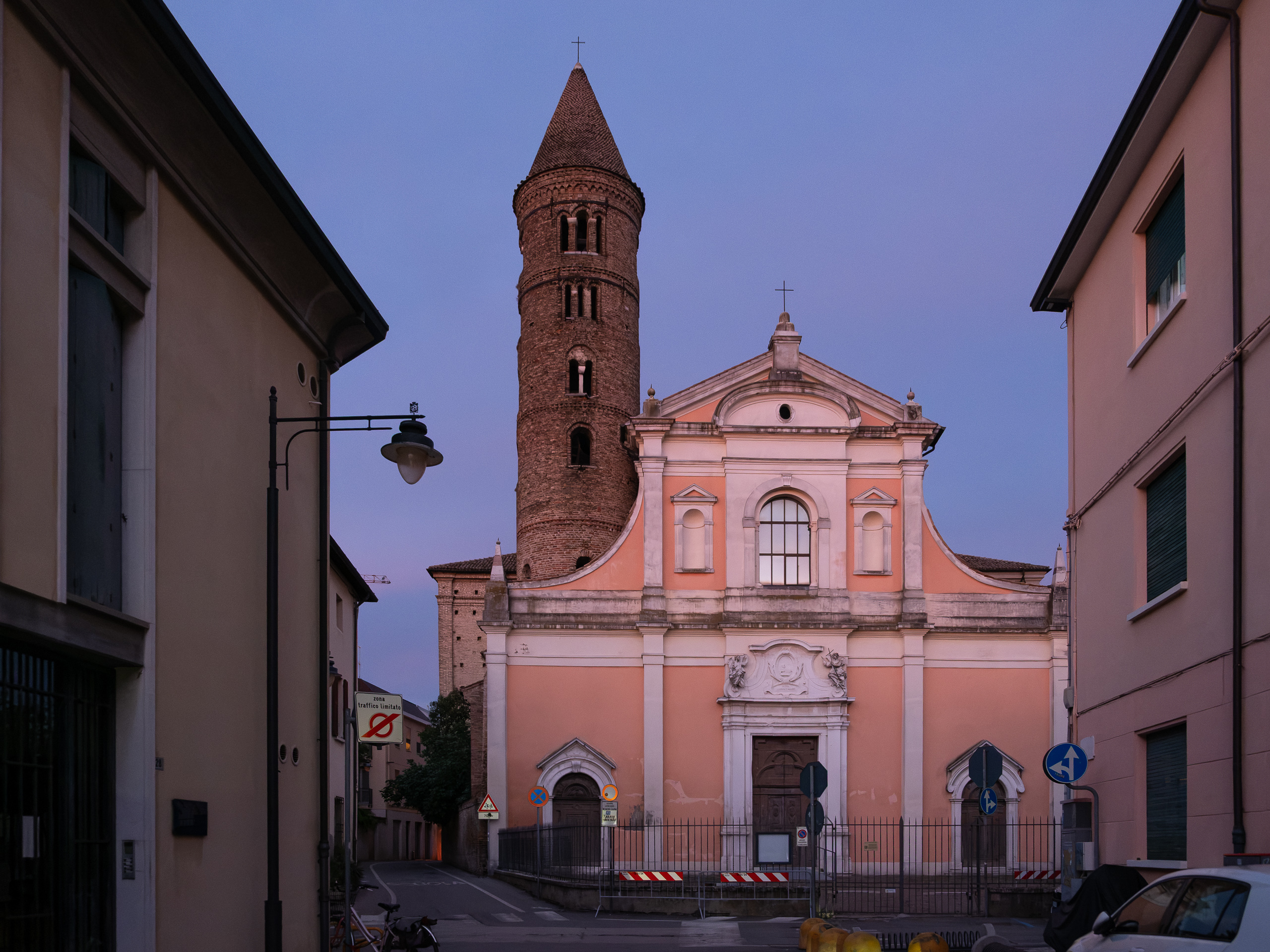Kirche mit rundem Glockenturm im Abendlicht – Ravenna